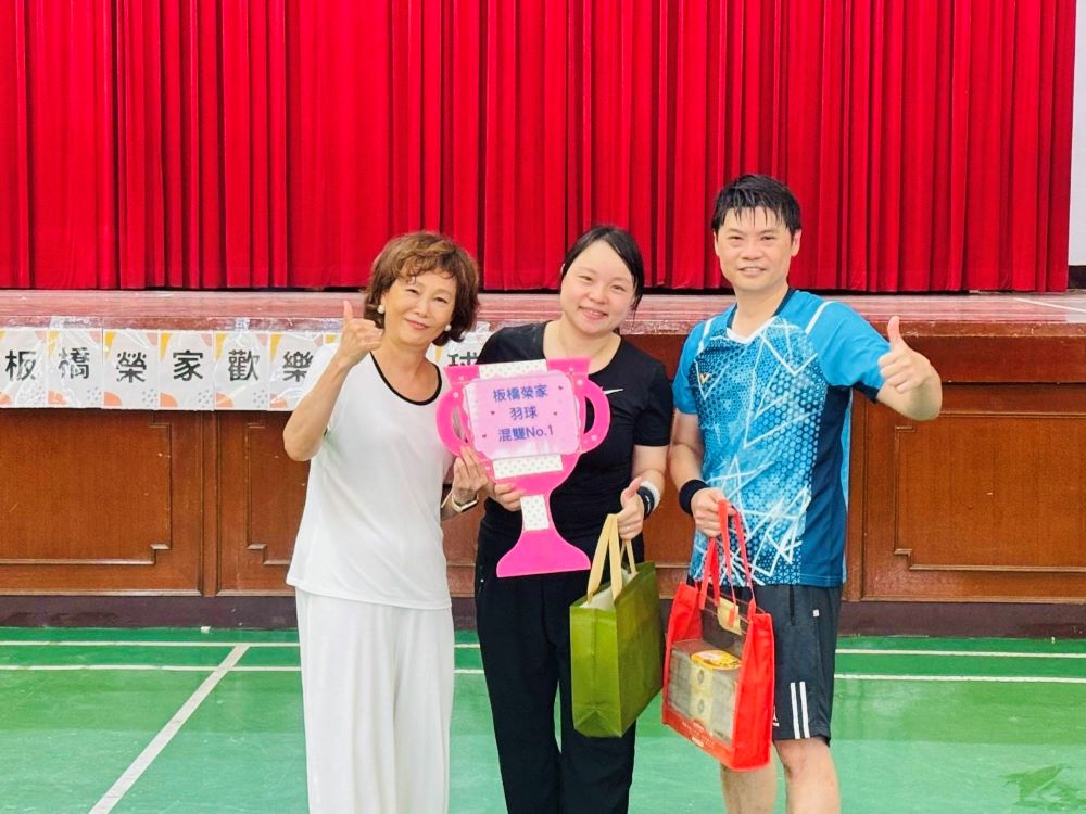 熱血競技以球會友 板橋榮家歡樂盃羽球賽氣氛沸騰 3 《圖說》陳桂美家主任〈左〉頒發男女混雙冠軍,余信旻主任〈右〉與林冠汝護理師〈中〉。〈板橋榮家提供〉