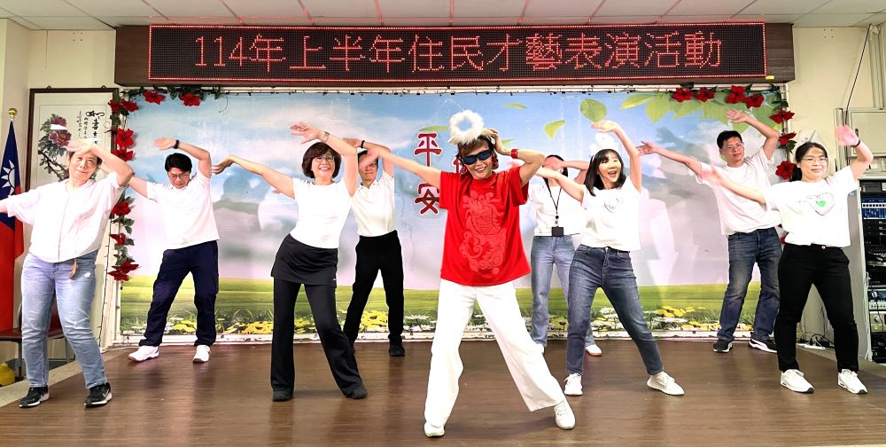 首長「愛你」深情告白 板榮才藝同樂會長輩嗨翻天 6 《圖說》板橋榮家陳桂美主任〈中〉帶領工作團隊透過「愛你」舞蹈向長輩示愛。〈板橋榮家提供〉
