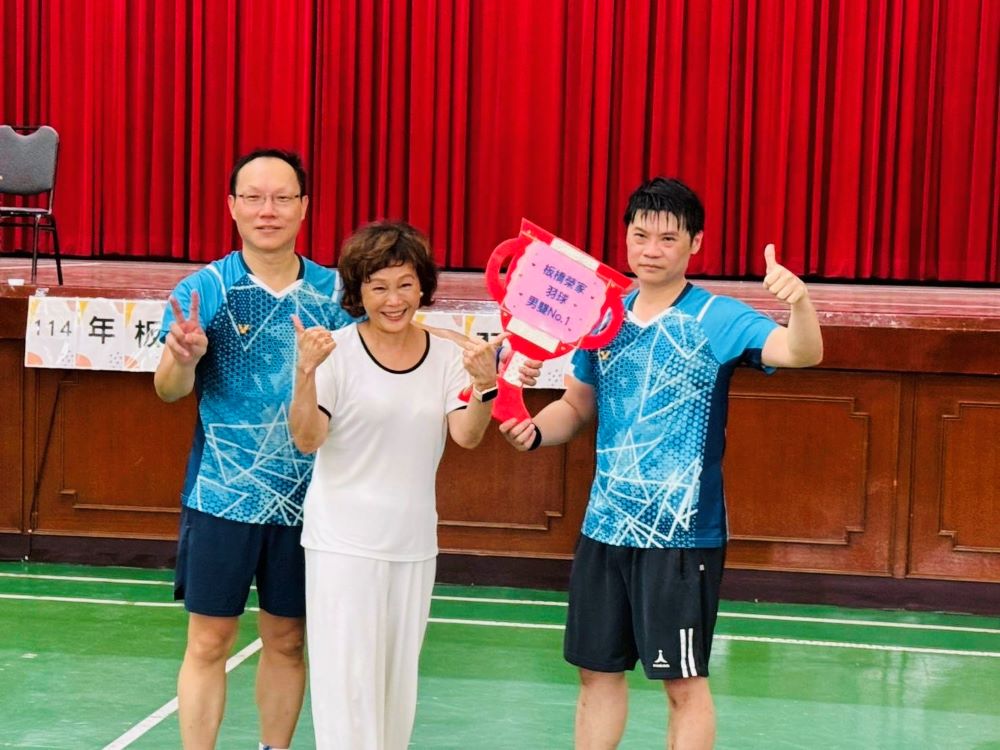 熱血競技以球會友 板橋榮家歡樂盃羽球賽氣氛沸騰 4 《圖說》陳桂美家主任頒發男子對抗表演賽冠軍,板橋榮家劉汝俊副主任〈左一〉與余信旻主任。〈板橋榮家提供〉