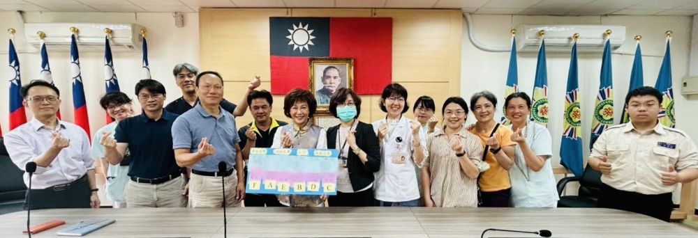 熱血競技以球會友 板橋榮家歡樂盃羽球賽氣氛沸騰 1 《圖說》參賽選手齊聚一堂,出席歡樂盃羽球預賽抽籤儀式。〈板橋榮家提供〉