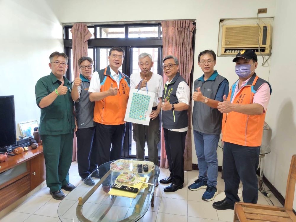 關懷獨老 板郵攜手台灣郵政協會改善居住環境 1 《圖說》板郵張清龍局長〈左三〉偕同仁探訪新店區78歲獨居長者斐老先生。〈板橋郵局提供〉
