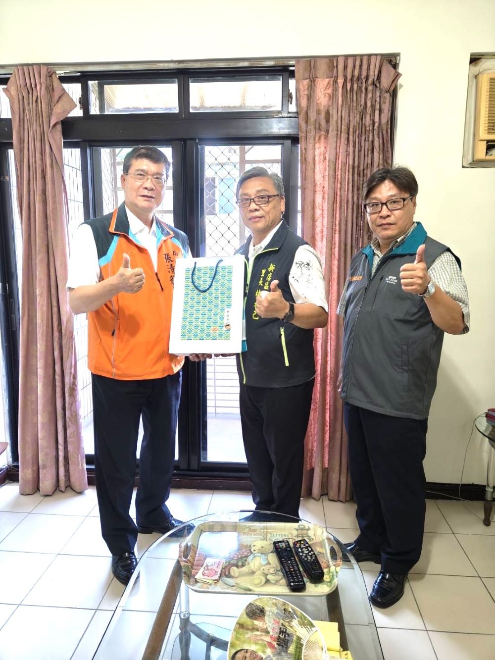 關懷獨老 板郵攜手台灣郵政協會改善居住環境 2 《圖說》板郵張清龍局長〈左〉與里長林木己。〈板橋郵局提供〉