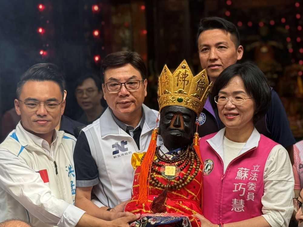 清水祖師得道日 劉和然祈求合境平安 1 《圖說》副市長劉和然與會貴賓一同恭請蓬萊老祖金身起駕,為正日遶境揭開序幕,祈求新北市四時無災、八節有慶。〈民政局提供〉