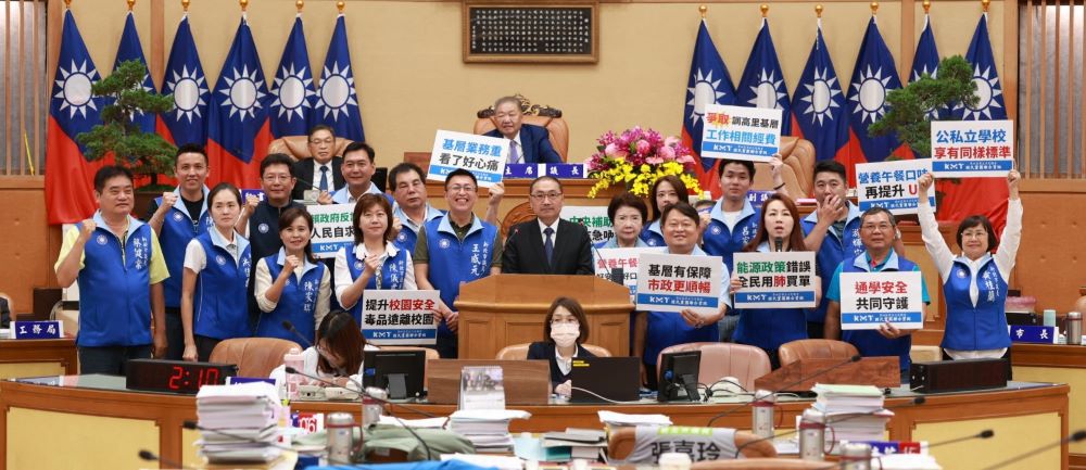 新北2萬鄰長納保 調增里基級距、餐點費 1 《圖說》新北市議會國民黨團今日於總質詢合影。〈國民黨團提供〉