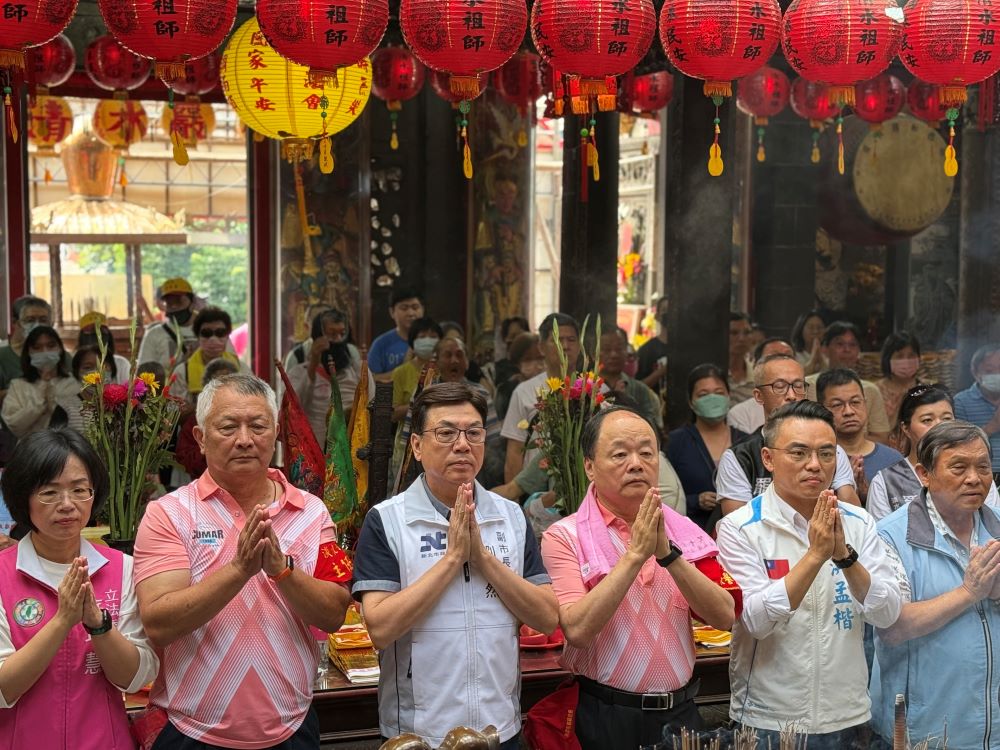 清水祖師得道日 劉和然祈求合境平安 2 《圖說》今日為農曆五月初六,清水祖師得道日,新北市副市長劉和然一早前往淡水清水巖參與一年一度的「淡水大拜拜」清水祖師遶境。〈民政局提供〉