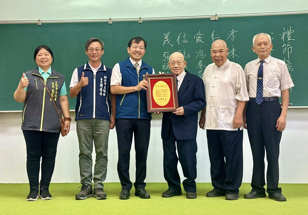 關懷新北新住民醫療 一貫道天華基金會捐120萬 3 《圖說》新北市政府回贈感謝狀,左起依序為土城區清化里里長袁慧如(左1)、土城區長周晉平(左2)、新北市民政局長林耀長(左3)、福山天惠堂領導點傳師黃前忠(左4)、福山天惠堂主委李邦雄(左5)、天華基金會董事長王正榮(左6)。〈民政局提供〉
