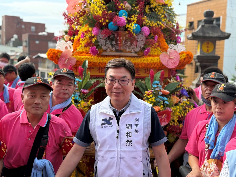 清水祖師得道日 劉和然祈求合境平安 3 《圖說》副市長劉和然於轎前合影留念。〈民政局提供〉
