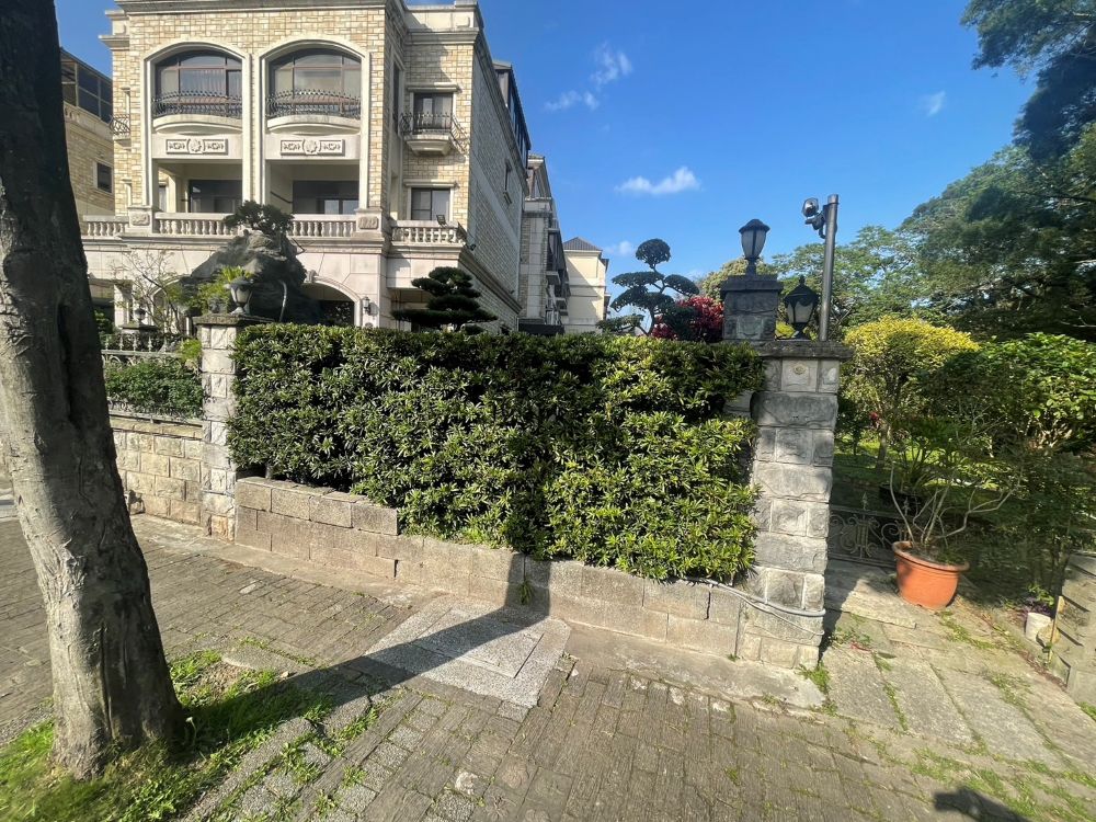 打造慢活綠空間 林口住宅區綠地活化添一樁! 4 《圖說》周邊社區占用空間私種樹木。圖為完工前。〈工務局提供〉