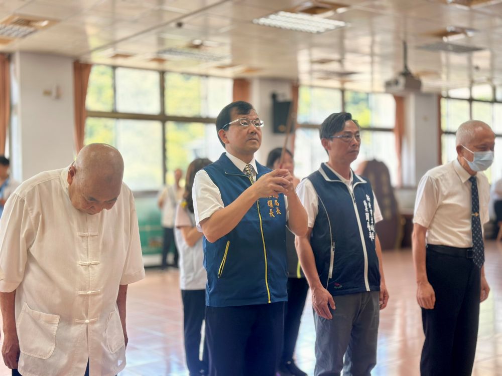 關懷新北新住民醫療 一貫道天華基金會捐120萬 4 《圖說》民政局長林耀長(左2)、土城區長周晉平(右2)、天華基金會董事長王正榮(右1)、福山天惠堂主委李邦雄(左1)一同向一貫道明明上帝參拜。〈民政局提供〉