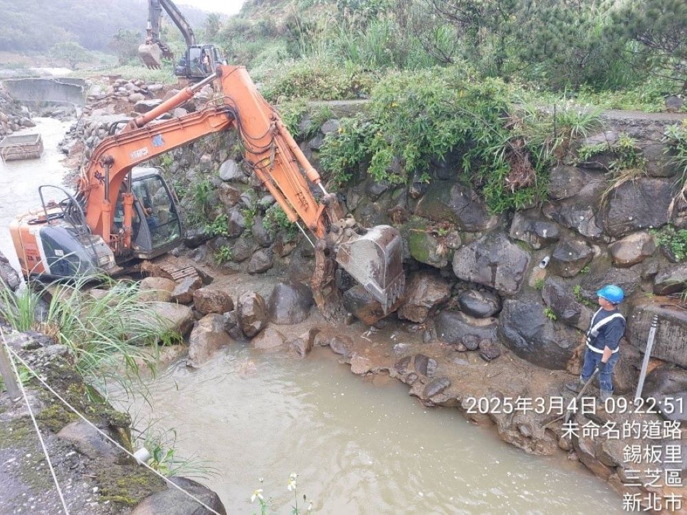 護岸強化結構與生態性 三芝溪流復建工程完工 5 《圖說》團隊調度多台機具分段協作,於狹窄河段同步作業,展現工程整合能力。〈水利局提供〉