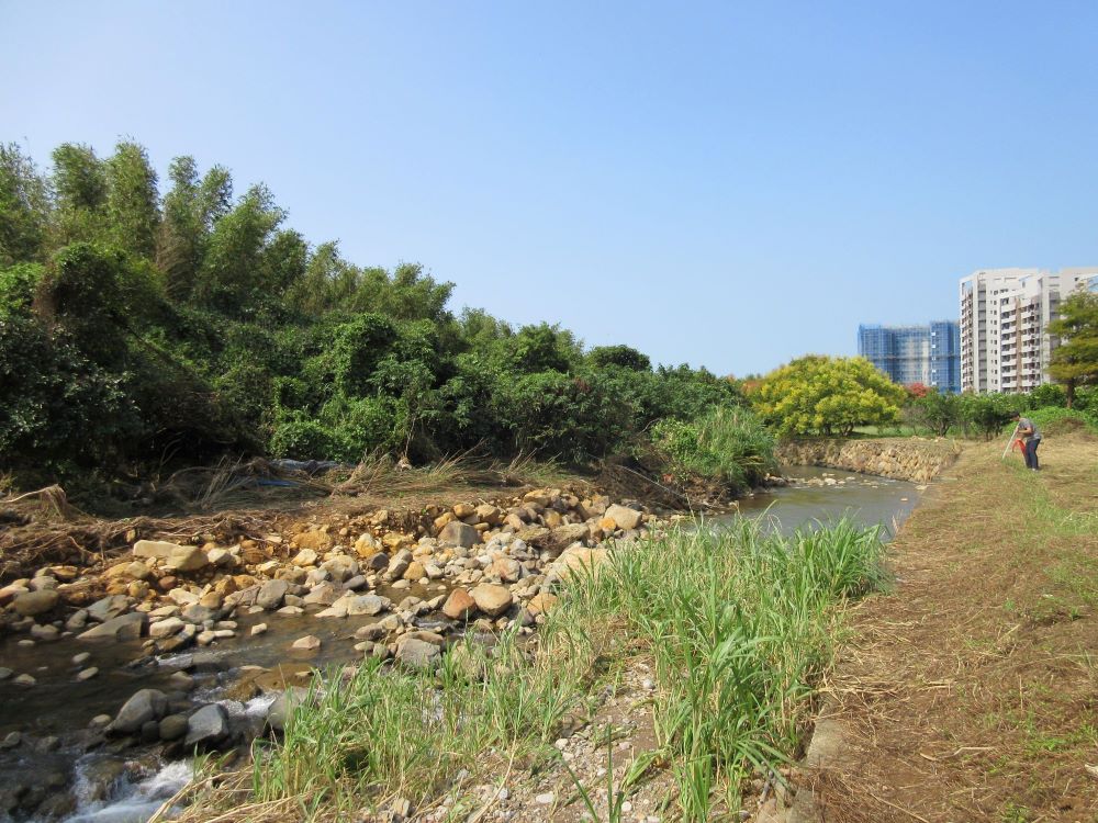 護岸強化結構與生態性 三芝溪流復建工程完工 8 《圖說》錫板溪河道受到山陀兒與康芮颱風重創,護岸柔腸寸斷。〈水利局提供〉
