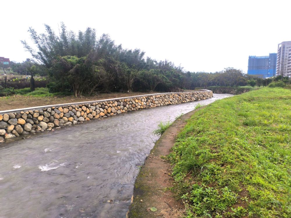 護岸強化結構與生態性 三芝溪流復建工程完工 9 《圖說》錫板溪經過砌石護岸之復建改善,強度更升級。〈水利局提供〉
