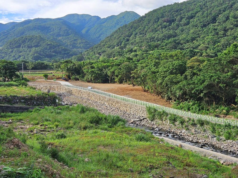 護岸強化結構與生態性 三芝溪流復建工程完工 7 《圖說》八連溪沿線護岸經過整治復建充滿生機。〈水利局提供〉