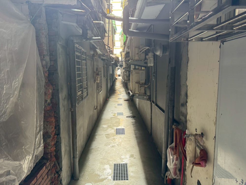 破除地界框架解決問題 土城61戶完成污水接管 1 《 圖說》該處後巷違建退縮後完成污水用戶接管,後巷重見光明外,也可以讓人行走。〈水利局提供〉