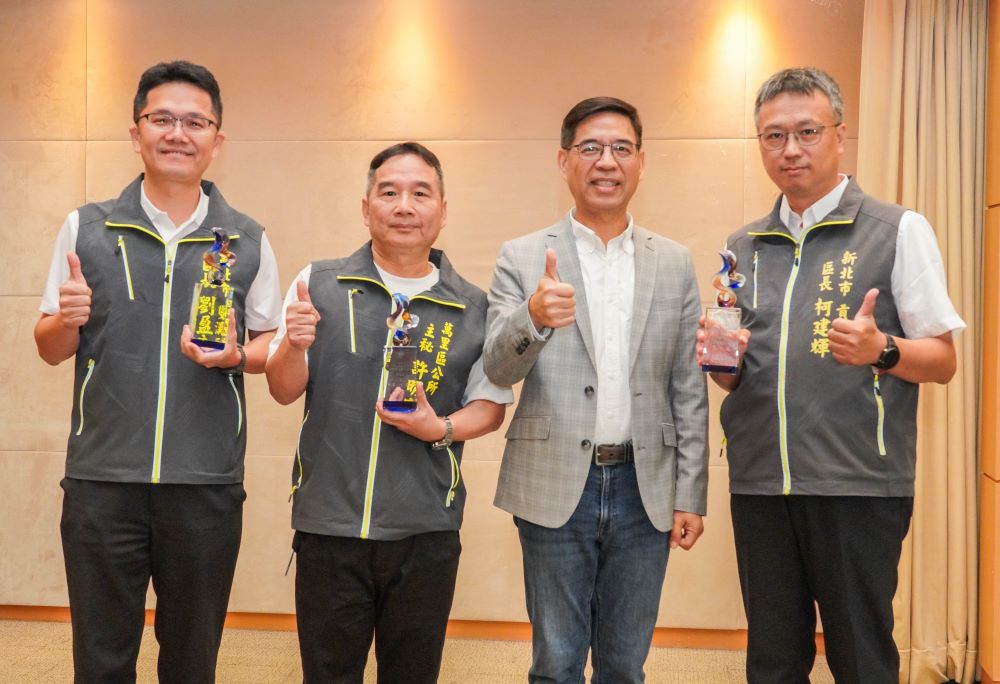 新北防汛雙管齊下 偵水志工與公公私齊力守護家園 6 《圖說》副秘書長柯慶忠於區政會議頒發「113年度考評成果第三組前3名」。〈水利局提供〉