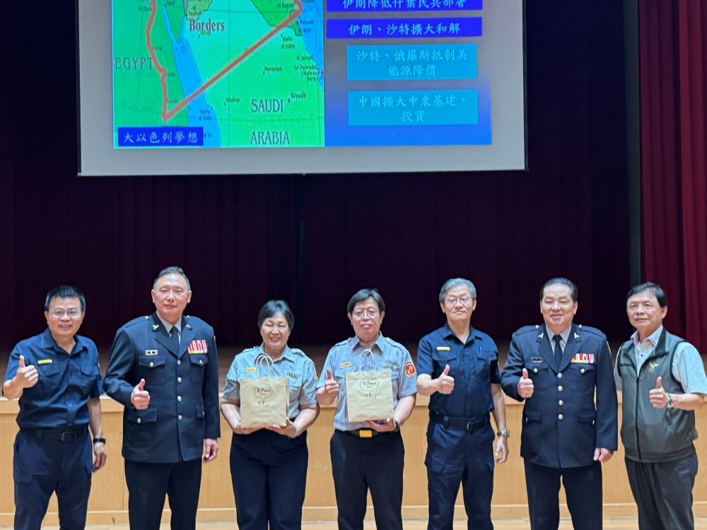 凝聚在地民力 永和義警常訓攜手守護社區 4 《圖說》永和分局義警中隊常年訓練,頒發服務滿五年、十年及十五年資深人員獎狀。〈永和分局提供〉