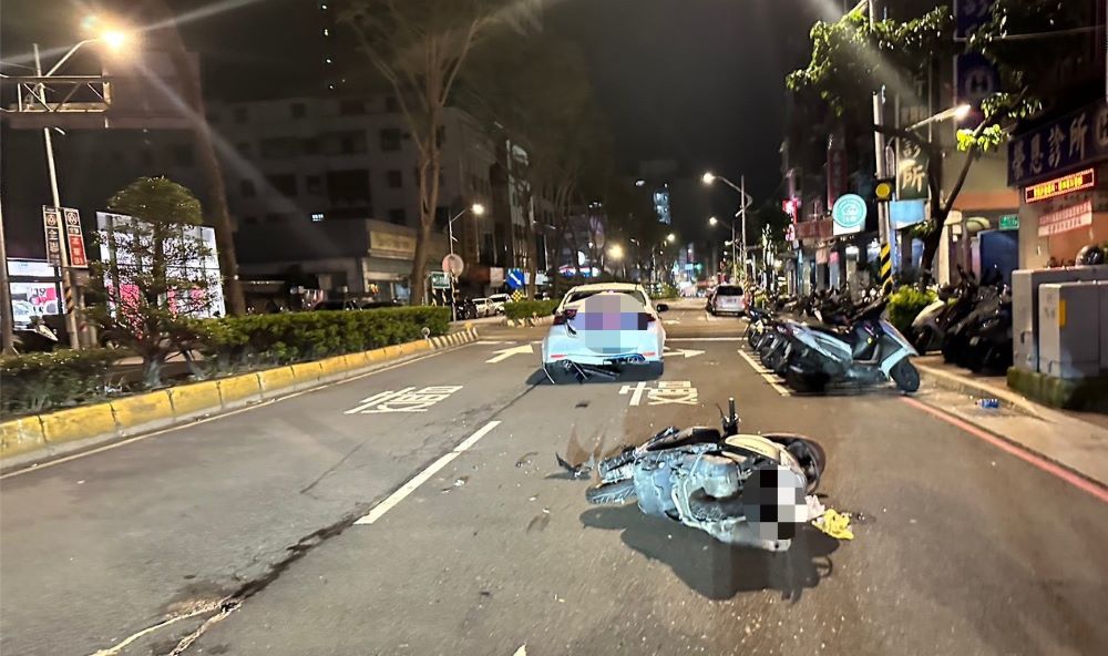 計程車違停載客 騎士追撞昏迷送醫 3 《圖說》新北市板橋區三民路營業小客車違停車禍現場。〈海山分局提供〉