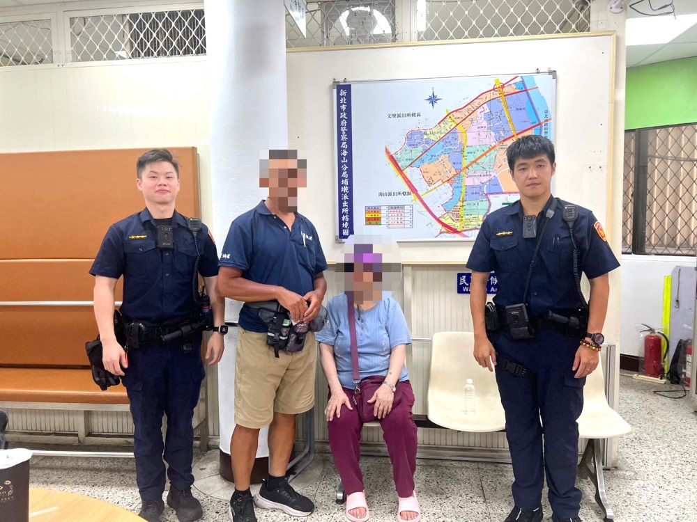 老婦迷途 海山警溫馨助團圓 1 《圖說》在海山分局埔墘派出所警員陳彥霖、張司弘熱心協助下,八十六歲婦人得以安然返家。〈海山分局提供〉