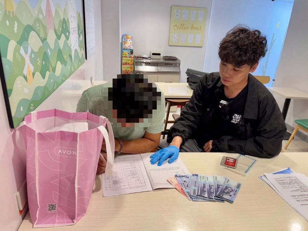 女子誤信投資千萬 板橋警民合作逮2嫌 1 《圖說》板橋警逮捕詐團監控手楊男。〈板橋分局提供〉