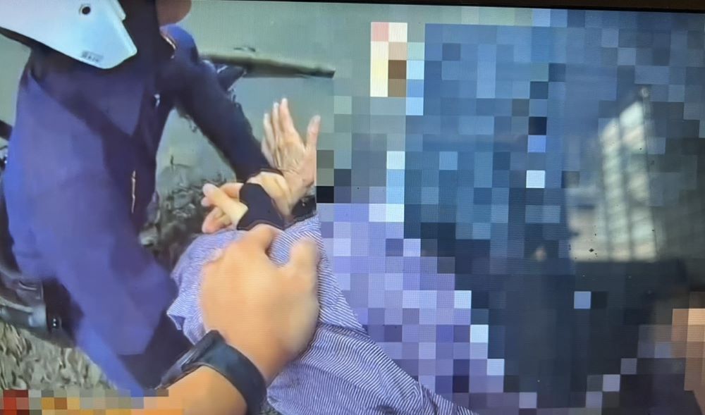家庭不睦落水漂浮 警消不顧泥濘救援近百歲嫗 5 《圖說》初步檢視,老婦年約百歲,身上無明顯外傷,意識清楚,但情緒低落。〈海山分局提供〉