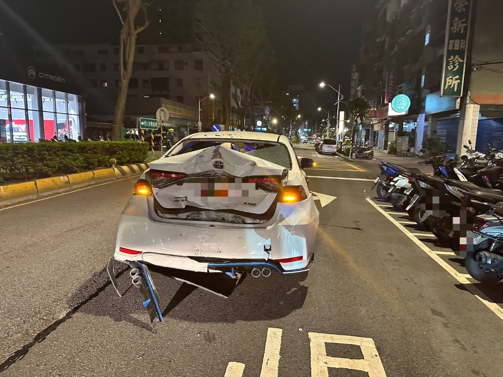 計程車違停載客 騎士追撞昏迷送醫 4 《圖說》違停車後車箱受損。〈海山分局提供〉