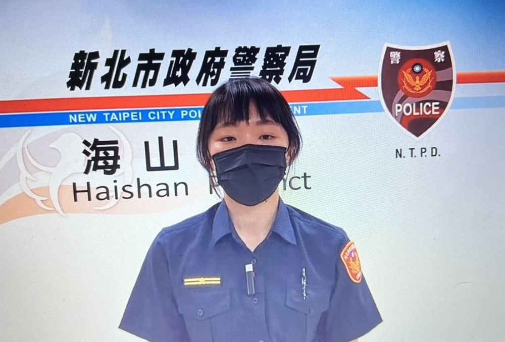 重機男一家4貼 追撞自小客全掛彩 3 《圖說》交通組巡官周易瑩說明重機男一家4貼追撞事故案由。〈海山分局提供〉