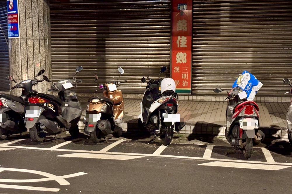 擦撞6部機車肇逃 海山警鎖定涉案租賃車 1 《圖說》板橋區租賃車擦撞機車現場狼藉。〈海山分局提供〉