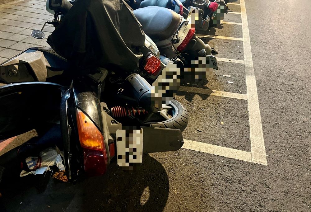 擦撞6部機車肇逃 海山警鎖定涉案租賃車 2 《圖說》肇事逕自離去,違反道路交通管理處罰條例,可處新臺幣1000元以上3000元以下罰鍰,並吊扣其駕駛執照1個月至3個月。〈海山分局提供〉