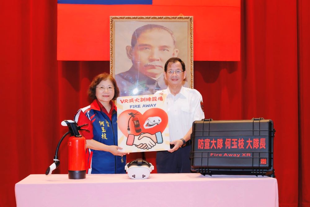 捐贈VR滅火訓練設備 何玉枝助新北市民提升防災技能 1 《圖說》新北義消防火宣導大隊長何玉枝捐贈消防局捐贈一套先進VR滅火訓練設備。〈消防局提供〉