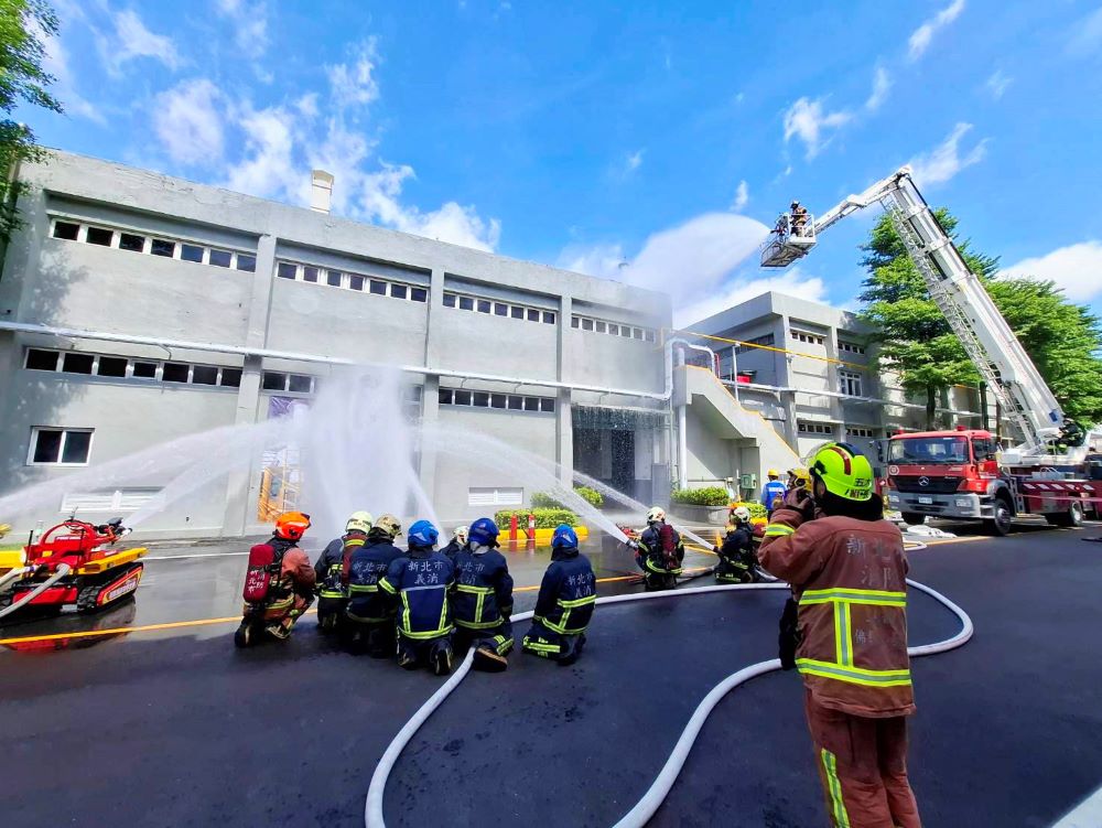 落實消防安全 新北強化企業防災應變能力 2 《圖說》消防局公共危險物品自衛消防編組暨搶救示範演練現場。〈消防局提供〉