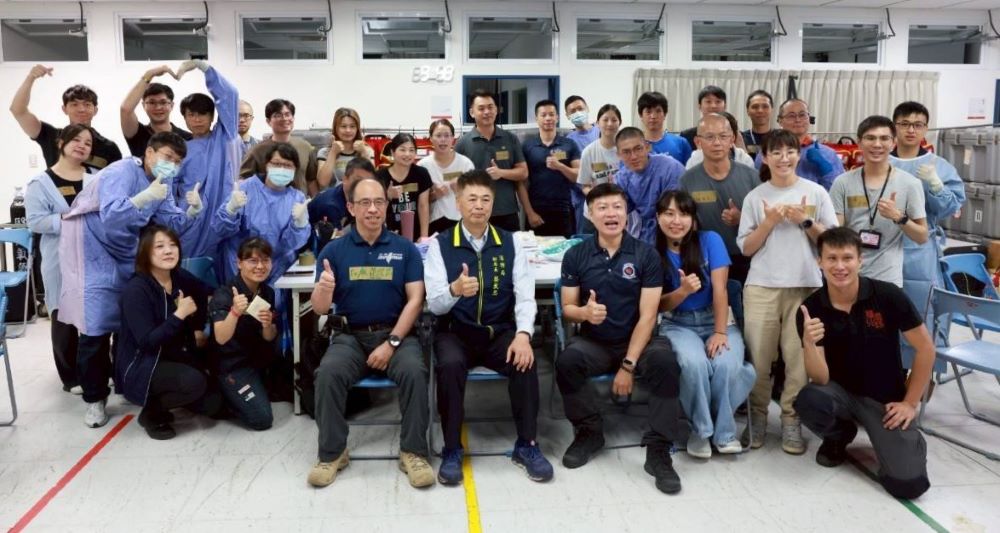 搶救生命最後防線 新北消全國首創機動手術小組整合訓練 3 《圖說》新北消114年「快搜部隊機動手術小組整合訓練」合影。〈消防局提供〉