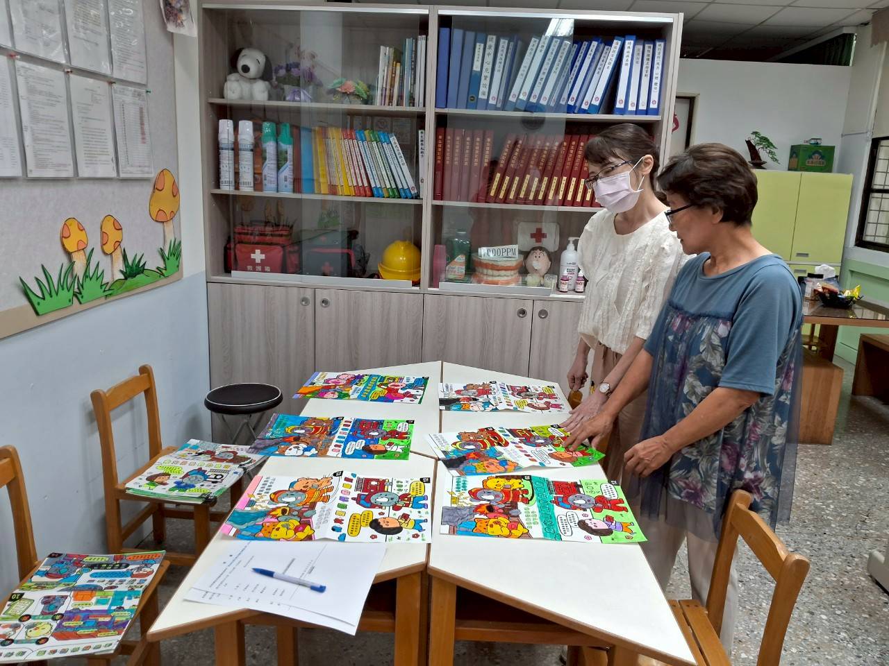 新北防災暨兒童品德教育繪畫賽 畫出誠信美好家園 3 《圖說》新北防災暨兒童品德教育繪畫比賽評審團選出優勝與佳作。〈消防局政風室提供〉