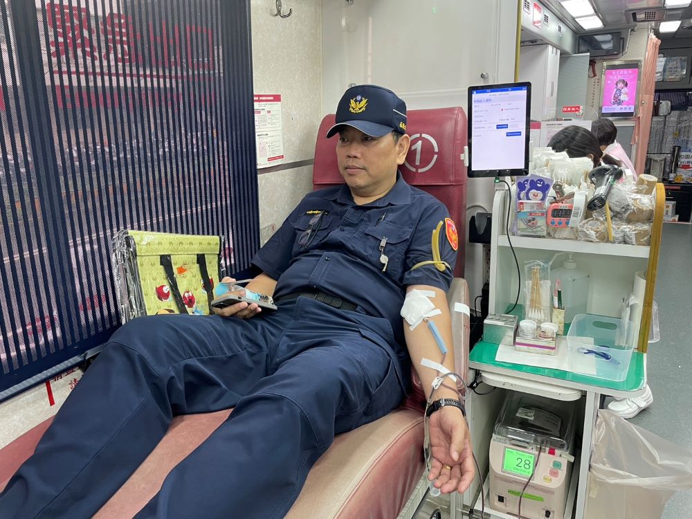 捐熱血獻愛心 基隆港警攜手港務公司活動豐 2 《圖說》港警同仁踴躍挽袖熱烈響應。〈基隆港警總隊提供〉