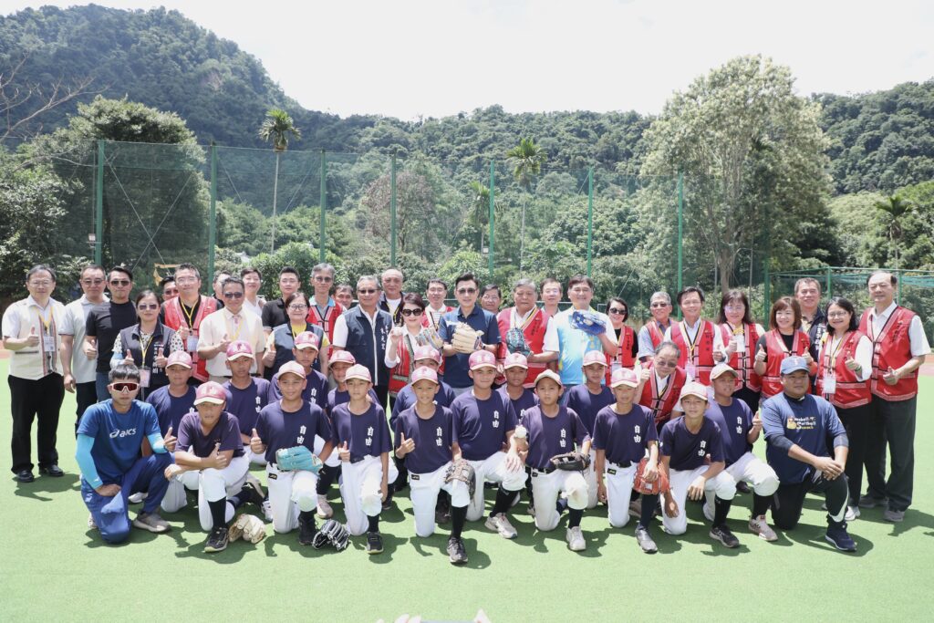 自由國小征戰美國少棒賽 盧秀燕、江啟臣贈募旅費助圓夢 8 現場合影3