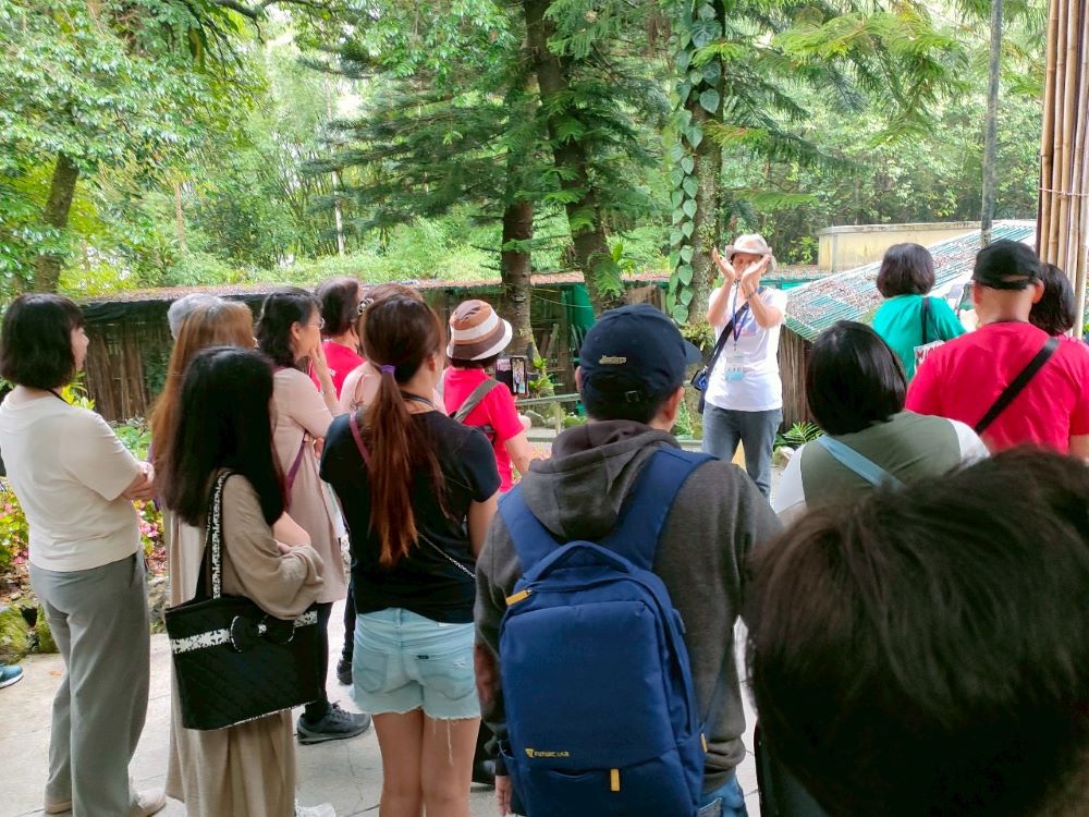 攜手永續旅程 新北推企業綠色旅遊體驗團 5 《圖說》導覽員帶領企業夥伴深入了解在地文化與自然生態。〈環保局提供〉