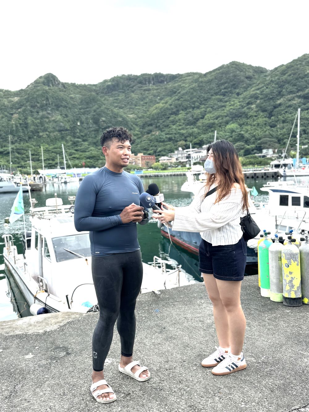 藍海艦隊潛海戰將出征 新北清除六百餘公斤海洋廢棄物 4 《圖說》「海私塾」創辦人、「PADI白金課程總監」海珊海老師響應下水。〈環保局提供〉