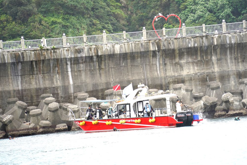 藍海艦隊潛海戰將出征 新北清除六百餘公斤海洋廢棄物 3 《圖說》「藍海艦隊」出航至瑞芳區瑞濱岩礁北側外海實地清除海底廢棄物。〈環保局提供〉