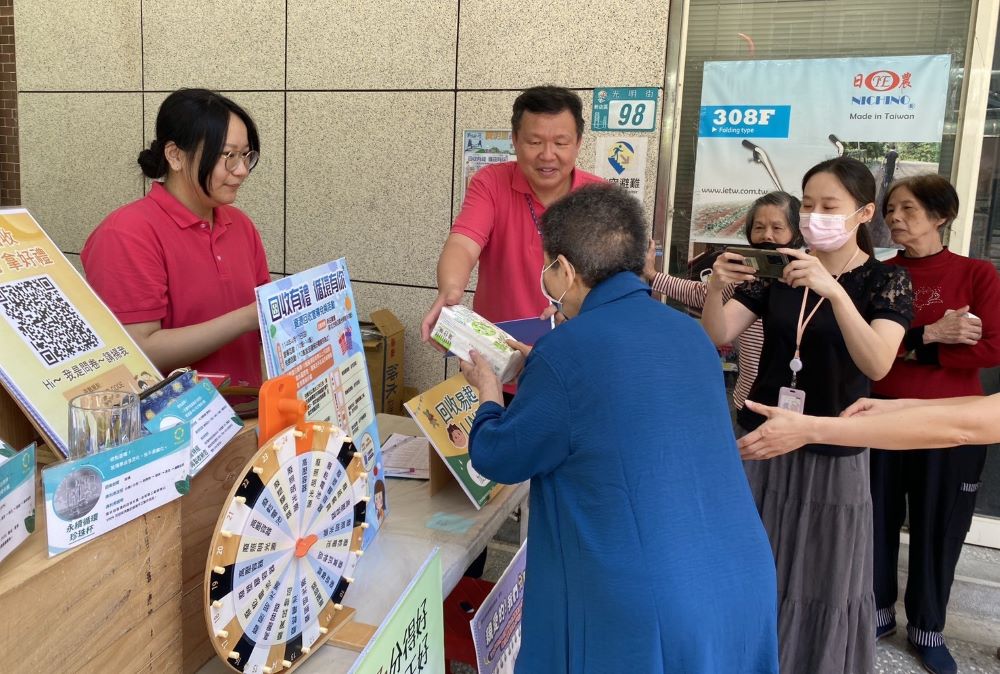 回收換好禮 新北結合農會、賣場及荷花季同步出擊 1 《圖說》活動現場設有互動遊戲和知識問卷挑戰,歡迎市民朋友前來,透過輕鬆互動方式,從玩樂中認識回收知識,完成挑戰還可獲得環保衛生紙1包。〈環保局提供〉