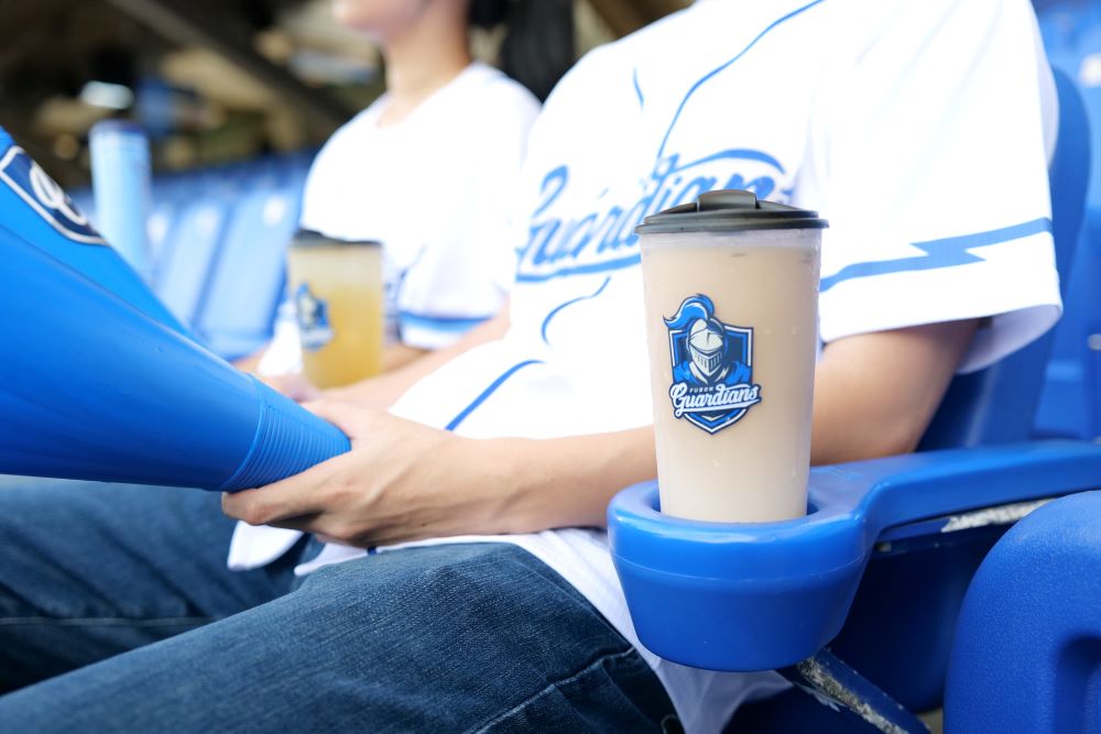 享折扣抽好禮 新北「影城循環杯」報你知 2 《圖說》「職棒循環杯」活動也將在暑假期間登場,只要在7、8月的每周六、日,在富邦悍將新莊棒球場的主場賽事使用循環杯同樣享有折扣10元。〈環保局提供〉