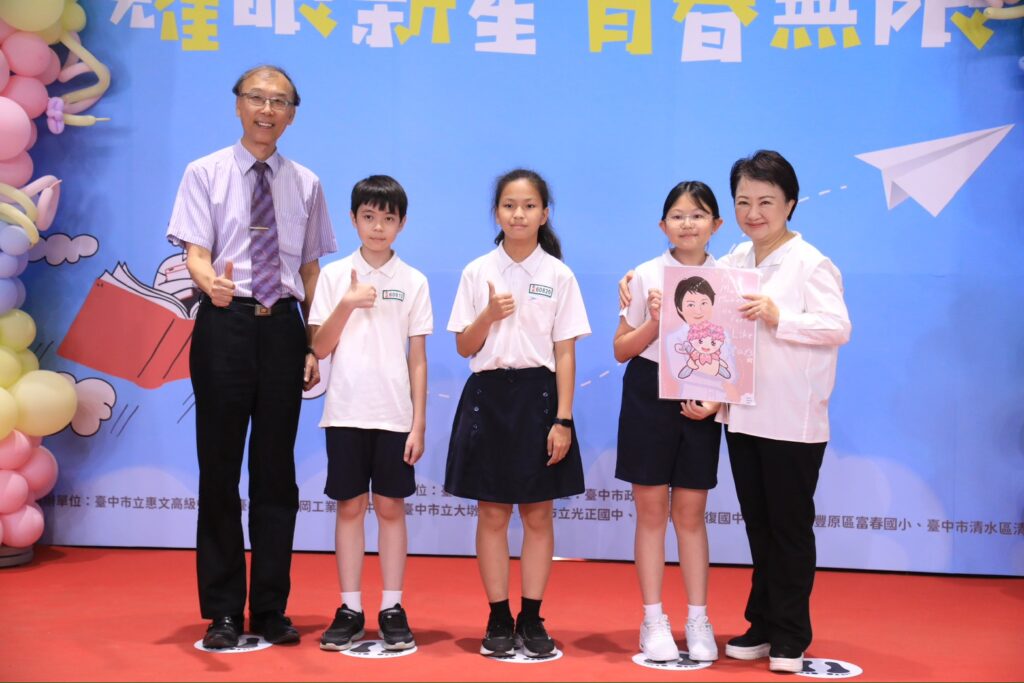 中市今表揚逾2千名國中小市長獎得主 盧秀燕俏皮配合擺拍 3 甚至有學生送上市長畫像 現場歡笑聲不斷