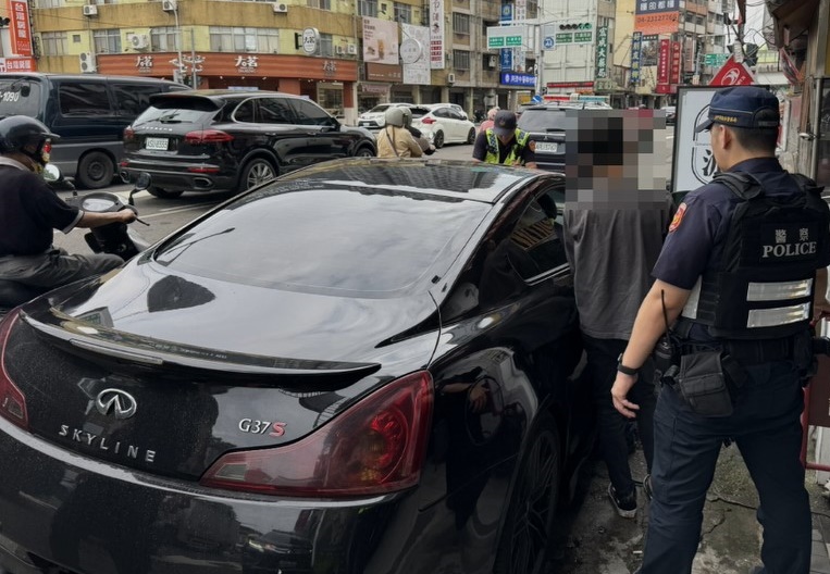 男子二次懸掛假車牌上路 同遭警員黃昱維查獲送辦