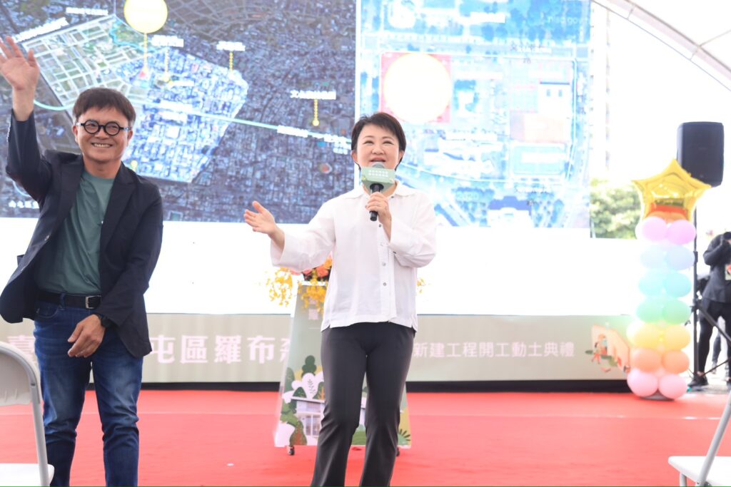 打造城市裡的森林書屋 台中首座高綠覆率「羅布森圖書館」動土 1 盧市長也特地請現場所有人用10秒掌聲感謝汪世旭董事長以愛書人之心捐建羅布森圖書館