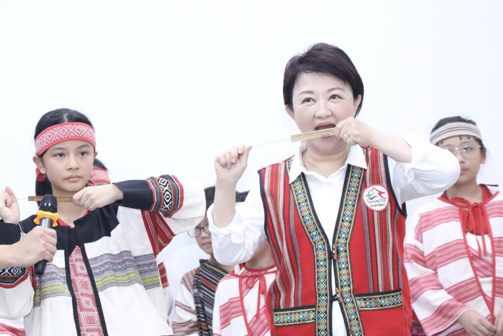 博屋瑪國小體驗吹奏口簧琴 盧秀燕兌現訪視「和平區9校」承諾 1 盧市長也親自體驗吹奏 現場響起加油聲