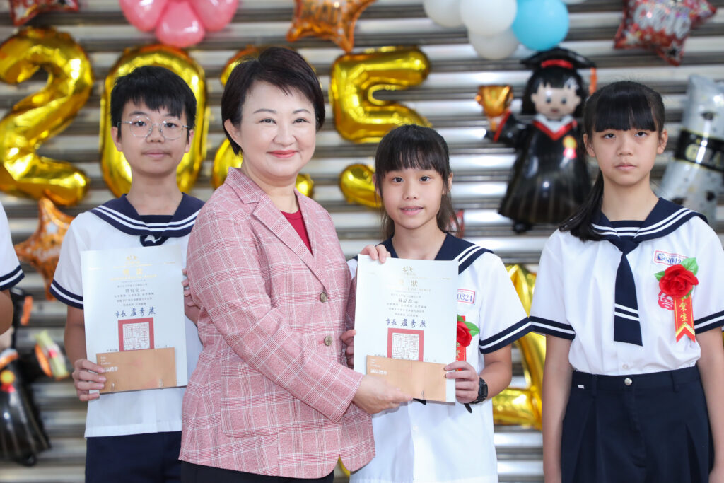 盧秀燕見證祝賀 文昌國小校慶暨畢典開箱全新禮堂 2 盧市長與畢業生合影 1