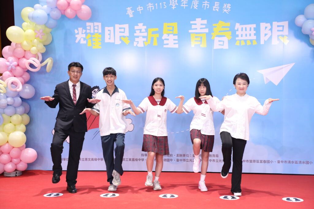 盧秀燕「超俏皮Pose」被公主抱 中市表揚8043位市長獎學生 3 盧市長配合學生俏皮擺拍 4
