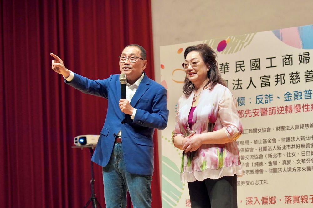移動親子樂園添利器 工商婦女協會捐新北行動玩具車 1 《圖說》市長侯友宜感謝中華民國工商婦女協會理事長何碧英(右)長年帶領協會支持新北市社福政策,持續用行動傳遞溫暖。〈社會局提供〉