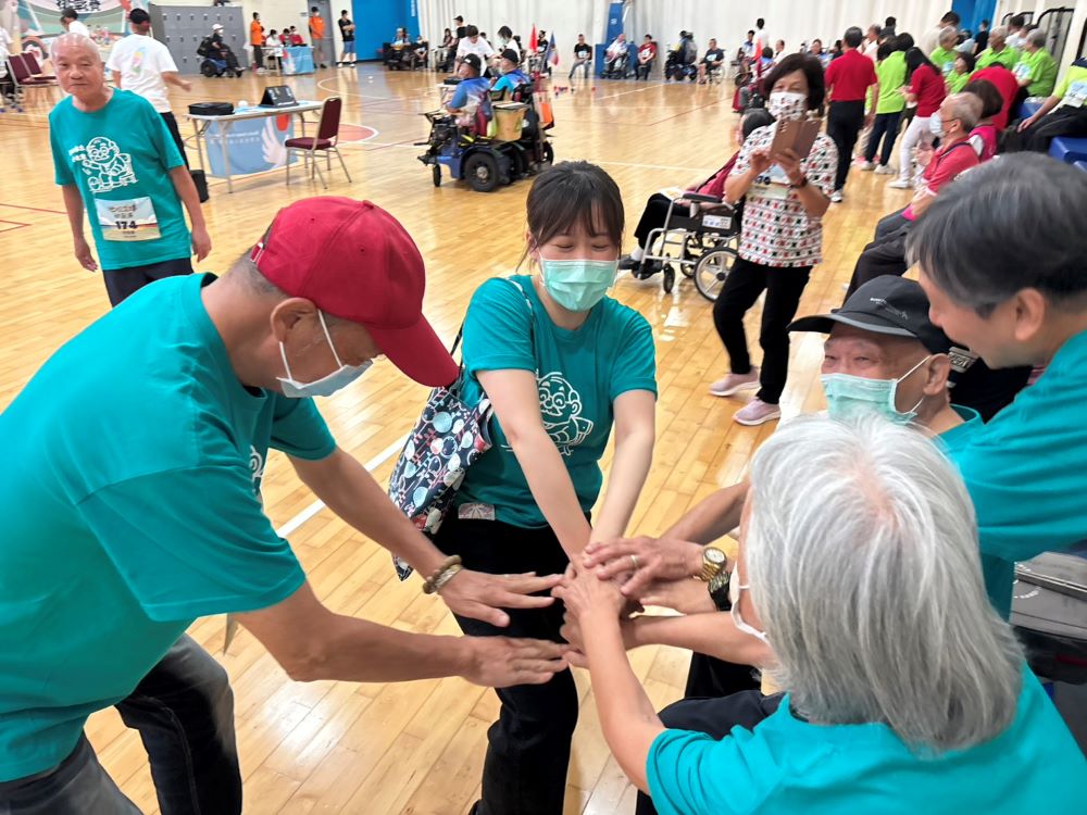 出征地板滾球挑戰賽 仁愛之家銀髮戰隊勇奪第三名 4 《圖說》比賽前,仁愛之家參賽隊員齊聚為彼此加油打氣,展現團隊精神。〈社會局提供〉