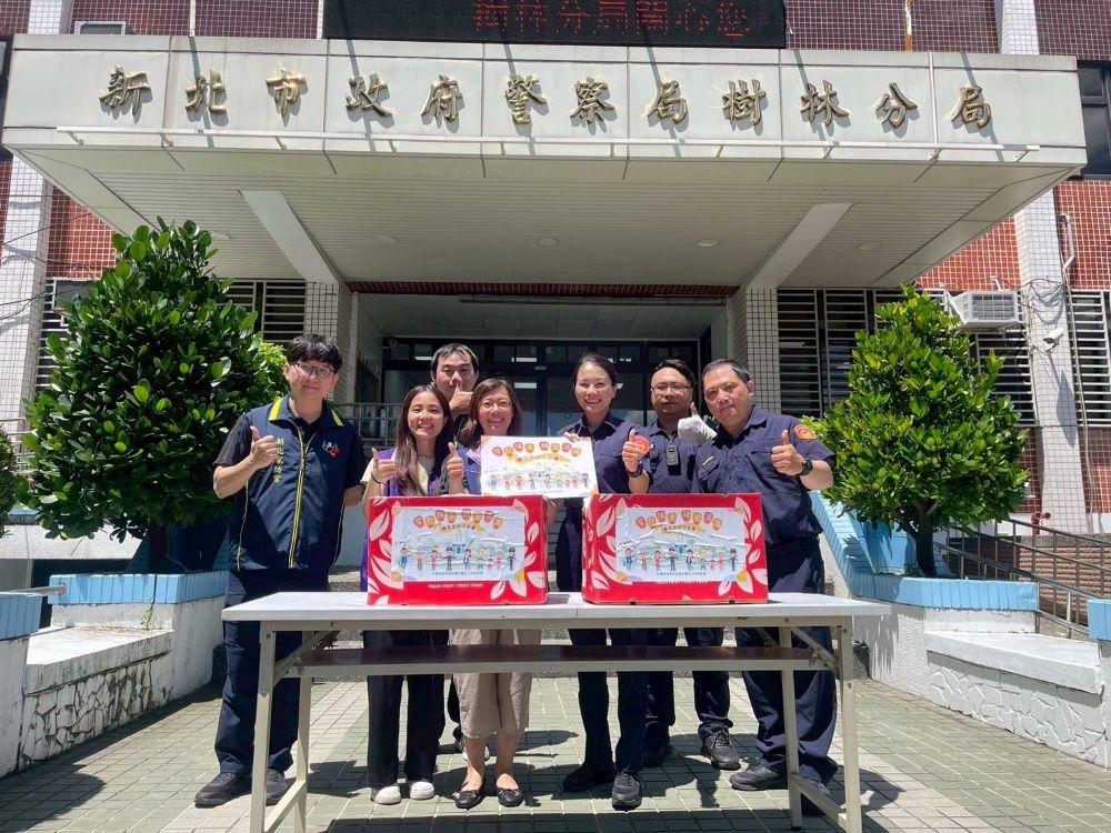 暖心迎警察節 新北社會局送蘋果表心意 3 《圖說》警察是社工堅強的後盾,在家暴、性侵害或高風險案件中,總能即時支援、共同應對。社會局近日將蘋果與手寫卡片分送至各分局、婦幼隊、少年隊與派出所等處,讓警察同仁都能收到誠摯的謝意。〈社會局提供〉