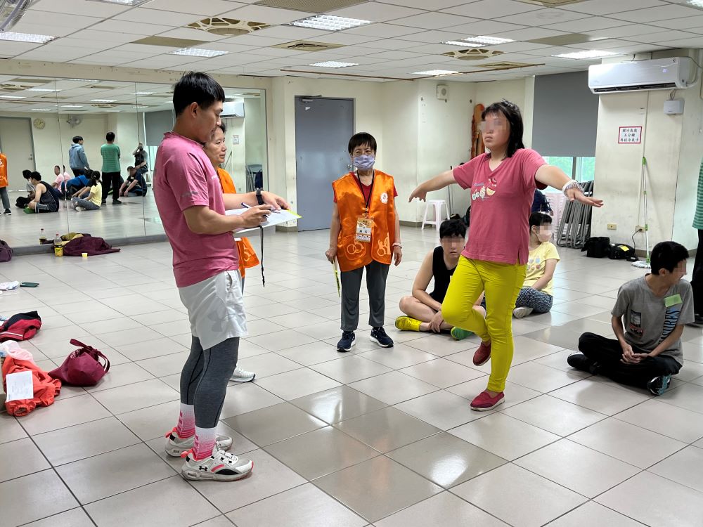 從封閉自我到擁抱生活 新北市樂圓身障服務展成果 2 《圖說》新北市樂圓服務中心社工帶領身障學員單腳獨立等測試。〈社會局提供〉