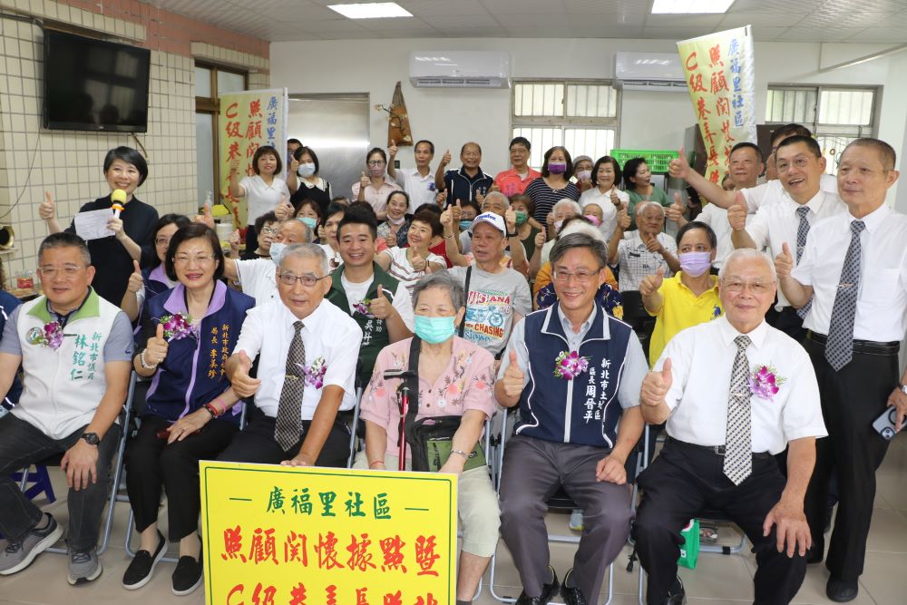 延緩長輩老化 土城崇德光慧廣福站照顧據點啟用 1 《圖說》社會局長李美珍〈前排左二〉鼓勵長輩多到據點來參加活動。〈社會局提供〉